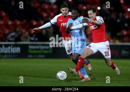 Fankaty Dabo (al centro) di Coventry City, Josh Morris (a destra) di Fleetwood Town e Danny Andrew combattono per la palla Foto Stock