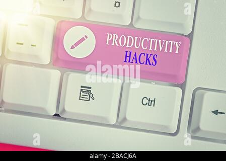 La scrittura della nota mostra la produttività Hacks. Il concetto di business per i trucchi che puoi fare molto di più per lo stesso ammontare di tempo Foto Stock