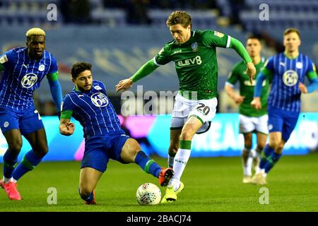 Sheffield la portata di Adam del mercoledì (a destra) è affrontata da Sam Morsy di Wigan Athletic Foto Stock