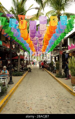 Selfie strada con papel picado sospeso sopra a Sayulita, Nayarit, Messico. Foto Stock