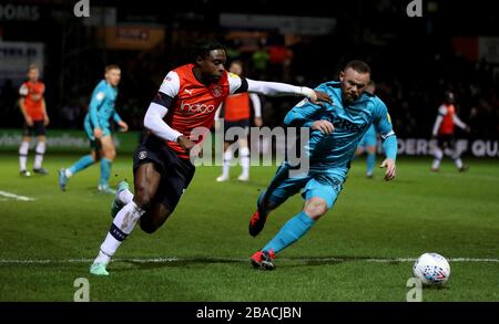 Wayne Rooney della Derby County in azione con Pelly Ruddock Mpanzu della città di Luton Foto Stock