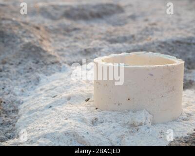 Tagliare il tubo di drenaggio della piscina nella parte inferiore della piscina Foto Stock