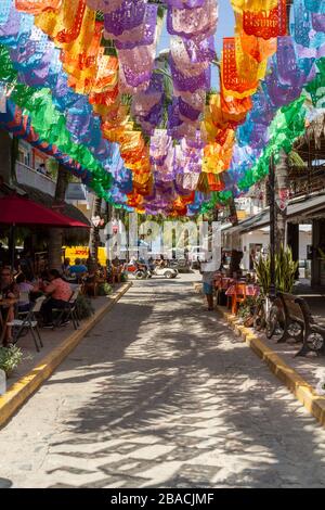 Un esecutore di strada suona la musica per i commensali ad un ristorante sulla via 'elfie' in Sayulita, Nayarit, Messico. Foto Stock