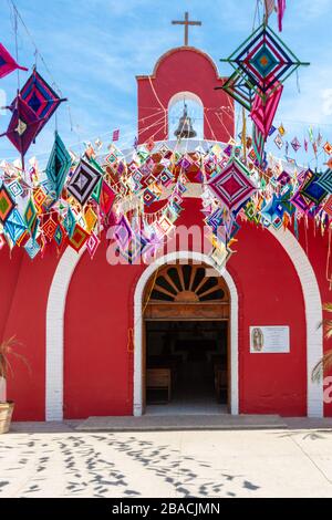 Cuasiparroquia de Nuestra Senora de Guadalupe, la chiesa cattolica di Sayulita, Messico, adorna di ojo de dios per la celebrazione dia de Los Muertos. Foto Stock