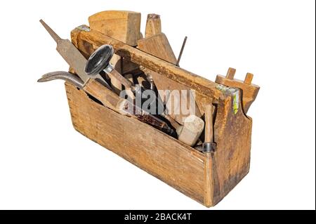 Cassetta degli attrezzi vintage WoodenTool completa di utensili da Falegnameria. Isolato su uno sfondo bianco. Foto Stock