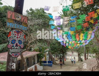 Calavera su un cartello che porta a Playa Los Muertos, Sayulita, Riviera Nayarit, Messico. Foto Stock