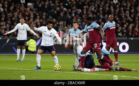 West Ham United's Issa Diop sfida Divock origi di Liverpool, portando a una pena di Liverpool Foto Stock