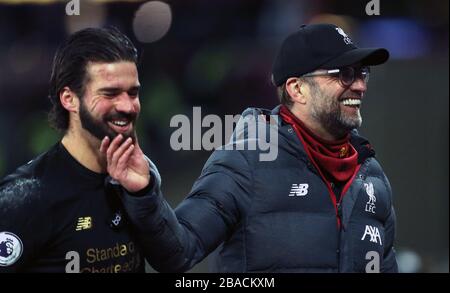 Il manager di Liverpool Jurgen Klopp (a destra) si congratula con il portiere Alisson dopo il fischio finale Foto Stock