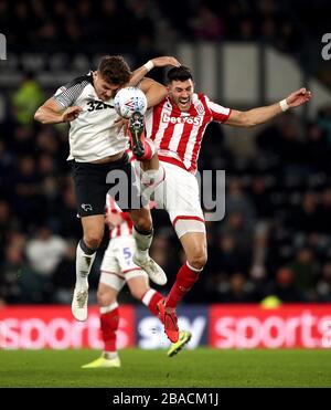 Chris Martin (a sinistra) della Derby County e Danny Batth di Stoke City combattono per la palla in aria Foto Stock