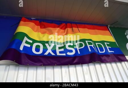 Un banner per Foxes Pride è esposto all'interno dello stadio prima di marzo Foto Stock