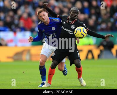 Harvey Barnes di Leicester City (a sinistra) e N'Golo Kante di Chelsea combattono per la palla Foto Stock