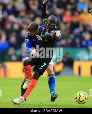 Harvey Barnes di Leicester City (a sinistra) e N'Golo Kante di Chelsea combattono per la palla Foto Stock