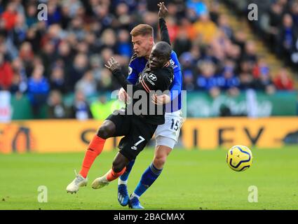 Harvey Barnes di Leicester City (a sinistra) e N'Golo Kante di Chelsea combattono per la palla Foto Stock