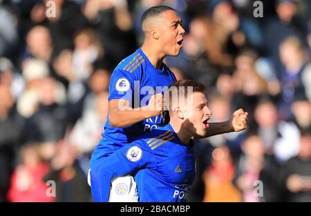 Harvey Barnes (a destra) di Leicester City celebra il suo primo obiettivo del gioco Foto Stock