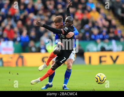 Harvey Barnes di Leicester City (a sinistra) e N'Golo Kante di Chelsea combattono per la palla Foto Stock