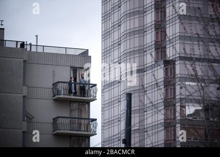 DOWNTOWN VANCOUVER, BC, CANADA - 23 MARZO 2020: Residenti auto quarantena nel loro appartamento durante la pandemia del virus COVID-19. Foto Stock