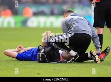 Jonny Evans (a sinistra) di Leicester City riceve il trattamento Foto Stock