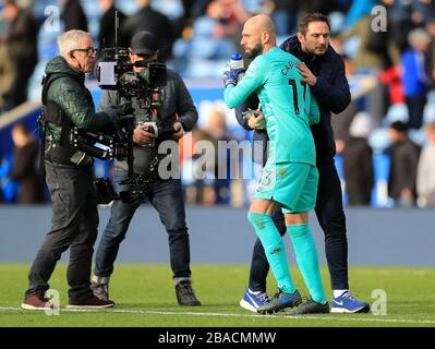 Il manager di Chelsea Frank Lampard (a destra) e il portiere Willy Caballero dopo il fischio finale Foto Stock