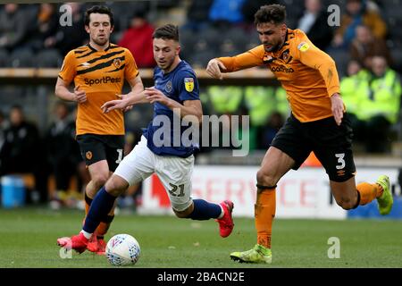 Halil Dervisoglu di Brentford e Ryan Tafazolli di Hull City Foto Stock