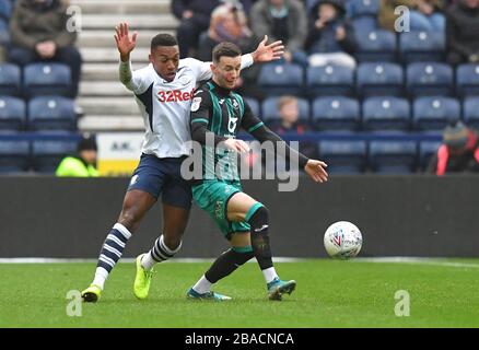 Darnell Fisher (a sinistra) di Preston North End combatte con la Celina bersant di Swansea City Foto Stock