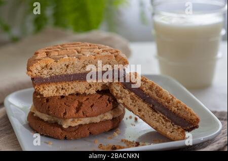 Cioccolato e burro di arachidi biscotti e latte ripieni di burro di arachidi. Foto Stock