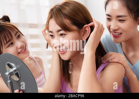 Girlfriends insieme compongono in camera da letto Foto Stock