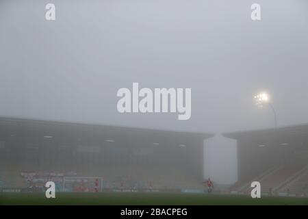 Densa nebbia al Leigh Sports Village Stadium Foto Stock