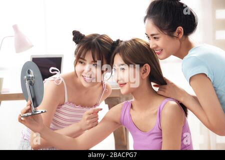 Girlfriends insieme compongono in camera da letto Foto Stock