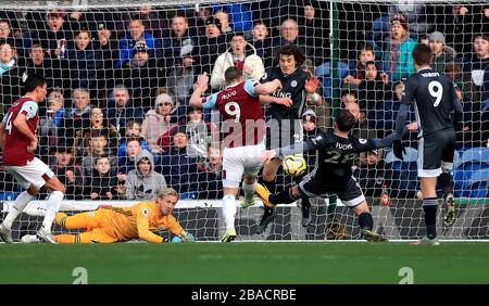 Chris Wood di Burnley (9) segna il primo obiettivo del gioco al suo fianco Foto Stock