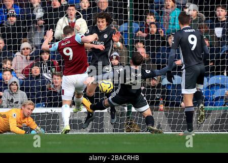 Chris Wood di Burnley segna il primo obiettivo del gioco Foto Stock