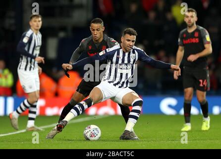 Tom Ince di Stoke City (a sinistra) e Hal Robson-Kanu di West Bromwich Albion combattono per la palla Foto Stock