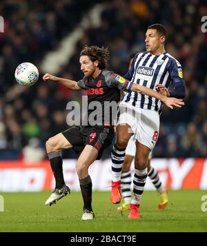 Joe Allen (a sinistra) di Stoke City e Jake Livermore di West Bromwich Albion combattono per la palla Foto Stock