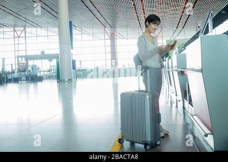 Signora Business in Aeroporto Foto Stock