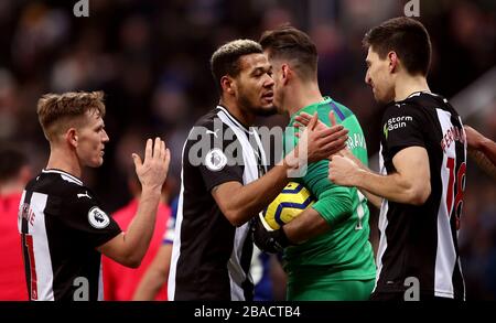 Joelinton (al centro) del Newcastle United celebra il primo obiettivo del gioco con i compagni di squadra Foto Stock