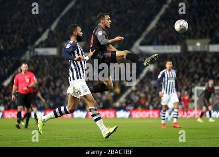 Kyle Bartley di West Bromwich Albion (a sinistra) e Lee Gregory di Stoke City combattono per la palla Foto Stock