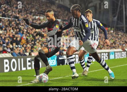 Tom Ince di Stoke City (a sinistra) e Romaine Sawyers di West Bromwich Albion si battono per la palla Foto Stock