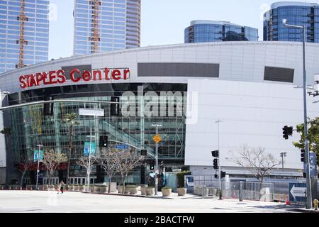 Los Angeles, Stati Uniti. 26 marzo 2020. LOS ANGELES, CALIFORNIA, Stati Uniti - MARZO 26: STAPLES Center, temporaneamente chiuso in mezzo al coronavirus COVID-19 pandemic dopo l'ordine 'Safer at Home' emesso sia dal sindaco di Los Angeles Eric Garcetti a livello di contea e California Governor Gavin Newcom a livello di stato Giovedi, Marzo 19, 2020 che rimarrà in vigore almeno fino al 19 aprile 2020, 26 marzo 2020 a Los Angeles, California, Stati Uniti. (Foto di Xavier Collin/Image Press Agency) Credit: Image Press Agency/Alamy Live News Foto Stock