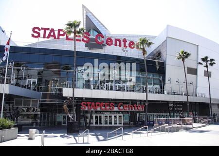 Los Angeles, Stati Uniti. 26 marzo 2020. LOS ANGELES, CALIFORNIA, Stati Uniti - MARZO 26: STAPLES Center, temporaneamente chiuso in mezzo al coronavirus COVID-19 pandemic dopo l'ordine 'Safer at Home' emesso sia dal sindaco di Los Angeles Eric Garcetti a livello di contea e California Governor Gavin Newcom a livello di stato Giovedi, Marzo 19, 2020 che rimarrà in vigore almeno fino al 19 aprile 2020, 26 marzo 2020 a Los Angeles, California, Stati Uniti. (Foto di Xavier Collin/Image Press Agency) Credit: Image Press Agency/Alamy Live News Foto Stock