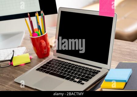 Computer portatile con scrivania in legno laptop con schermo vuoto sul tavolo laptop con schermo vuoto sull'interno del tavolo Foto Stock