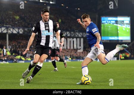 Federico Fernandez del Newcastle United (a sinistra) e Lucas Digne di Everton si battono per la palla Foto Stock