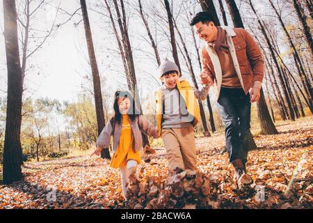 La famiglia felice a giocare al di fuori Foto Stock