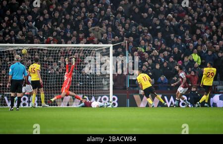 Douglas Luiz (a destra) di Aston Villa celebra il primo obiettivo del gioco del suo fianco Foto Stock