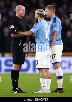 Sergio Aguero (centro) di Manchester City ha parole con l'arbitro Lee Mason Foto Stock