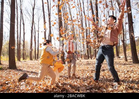 Famiglie felici giocare all'aperto Foto Stock