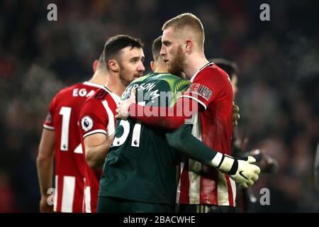 Il portiere di Manchester City, Ederson (a sinistra) e Oliver McBurnie di Sheffield United, si abbracciano dopo il fischio finale Foto Stock