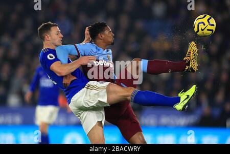 Jonny Evans di Leicester City (a sinistra) e Sebastien Haller di West Ham United combattono per la palla Foto Stock