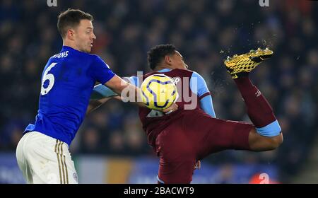 Jonny Evans di Leicester City (a sinistra) e Sebastien Haller di West Ham United combattono per la palla Foto Stock