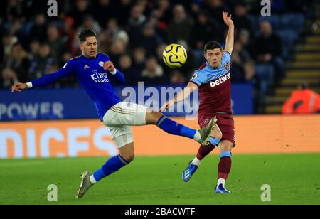 Ayoze Perez di Leicester City (a sinistra) la battaglia di Aaron Cresswell della West Ham United per la palla Foto Stock