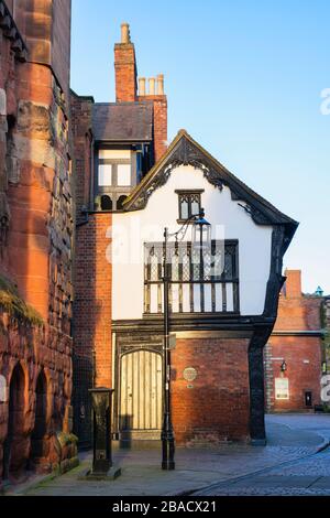 Bayley Lane e Old Coventry Cathedral all'alba in primavera. Coventry, West Midlands, Inghilterra Foto Stock