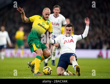 Teemu Pukki di Norwich City (a sinistra) e Giovani lo Celso di Tottenham Hotspur combattono per la palla Foto Stock